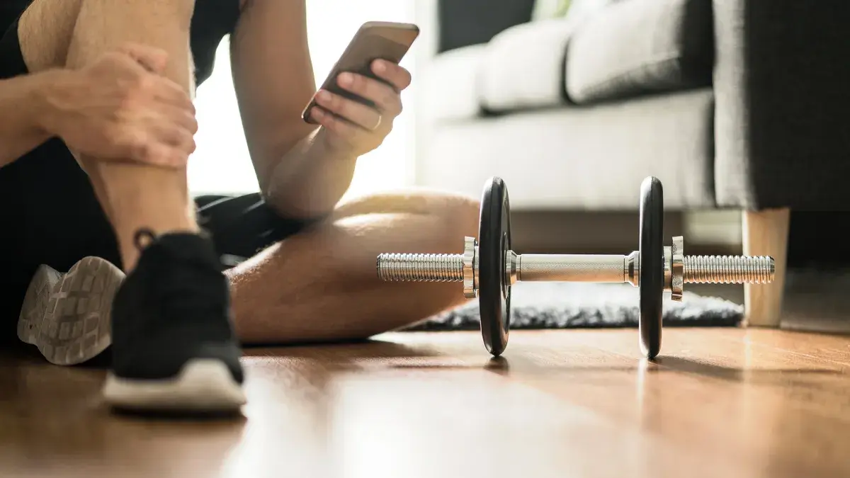 Men using Fitsse app to buy fitness equipments