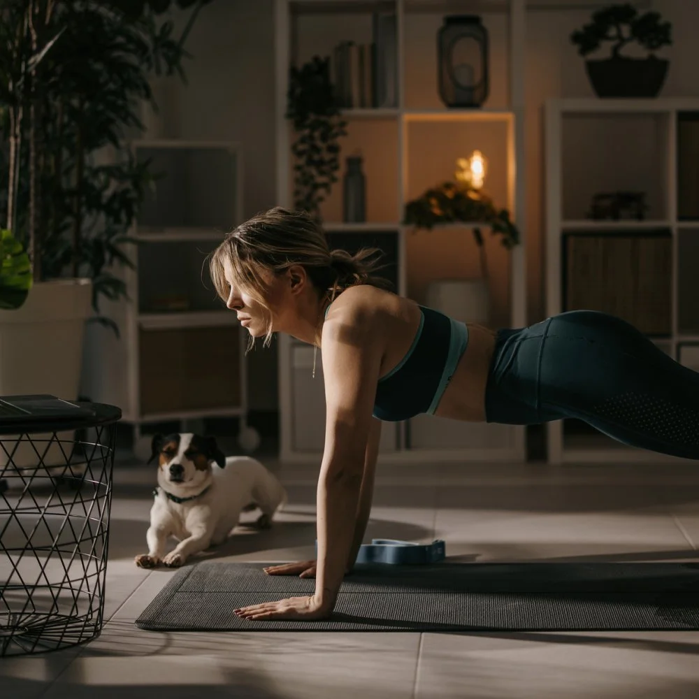 Women exercise with Fitsse App