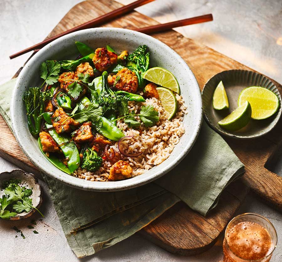 Tempeh Salteado com Brócolis e Castanhas