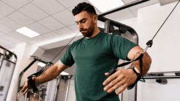 10 Exercícios para Tríceps com Halteres que Valem Mais que “mil variações”