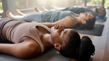 5 Práticas de Yoga que Ajudam a Dormir Melhor (Sem Misticismo, Só Método)