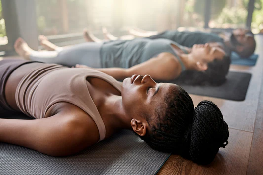 5 Práticas de Yoga que Ajudam a Dormir Melhor (Sem Misticismo, Só Método)