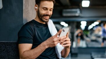 11 Razões Pelas Quais a Música Não Só “Anima” Seu Treino — Ela Muda o Que Seu Corpo Aguenta