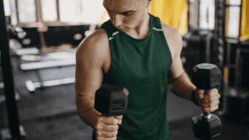 7 Movimentos para Braços Fortes (Bíceps e Tríceps) sem Exageros